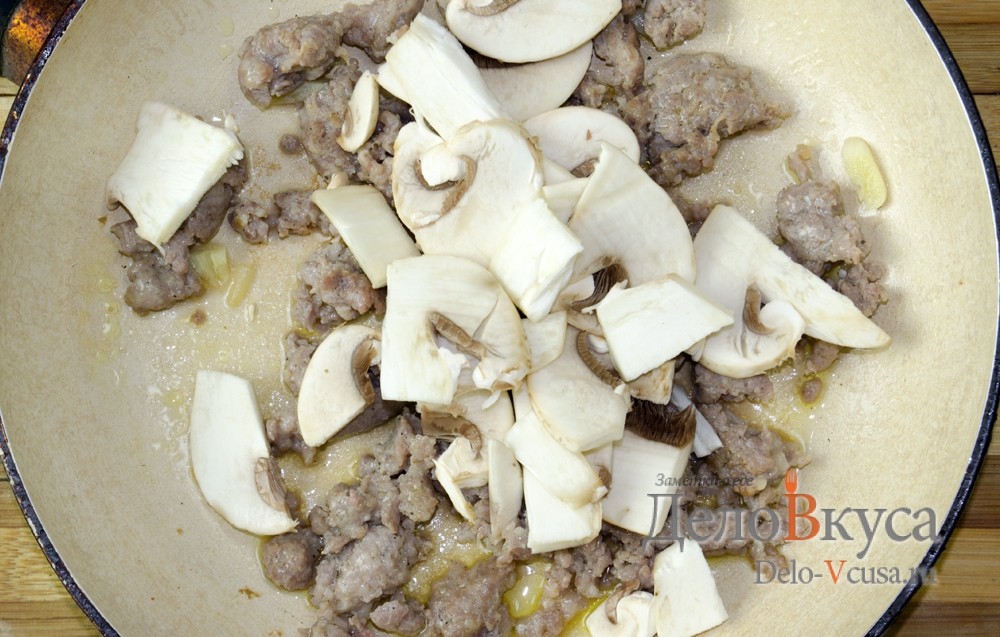 Шаг 4 приготовления Зеленый горошек с грибами и мясным фаршем на гарнир
