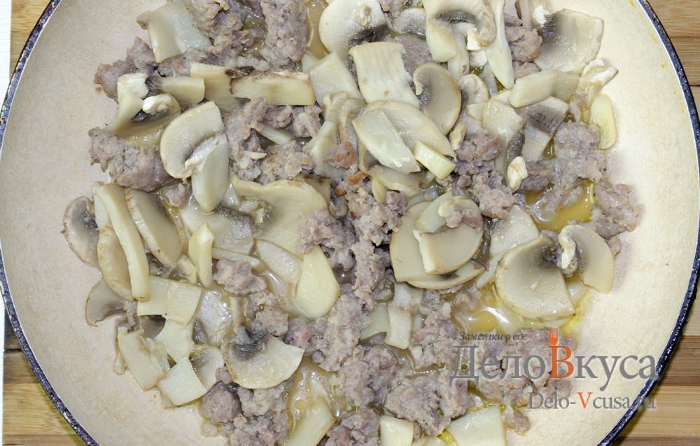 Шаг 5 приготовления Зеленый горошек с грибами и мясным фаршем на гарнир