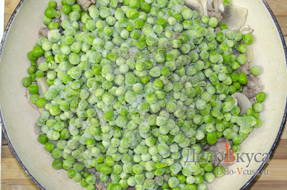 Шаг 6 приготовления Зеленый горошек с грибами и мясным фаршем на гарнир