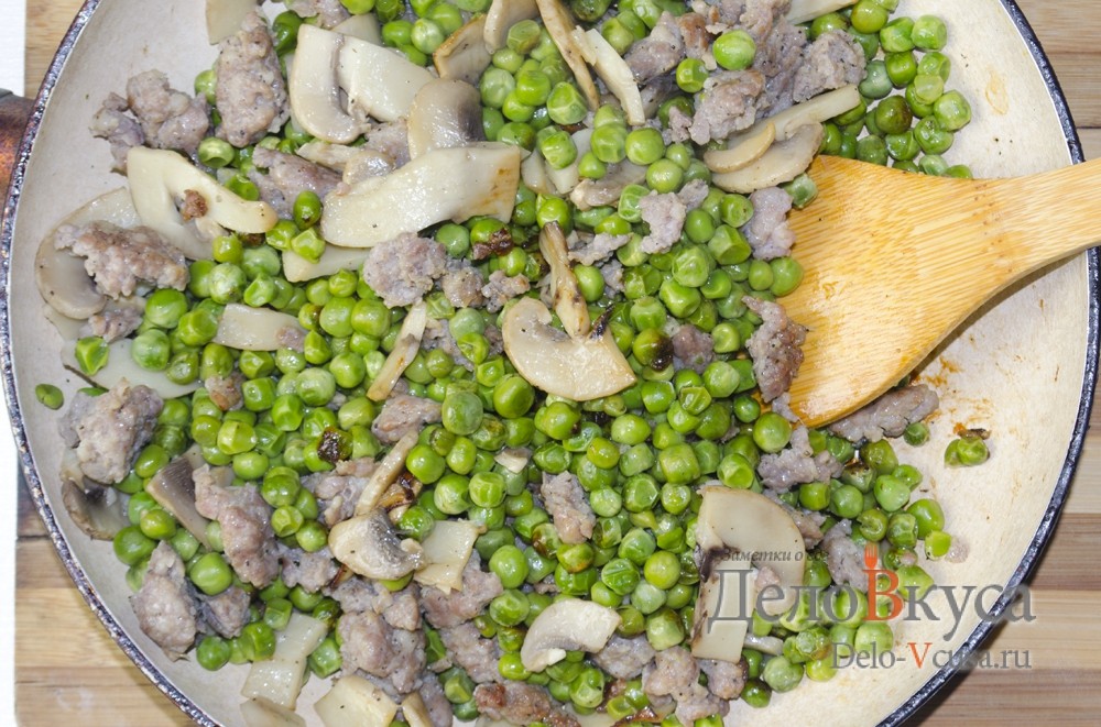 Шаг 7 приготовления Зеленый горошек с грибами и мясным фаршем на гарнир