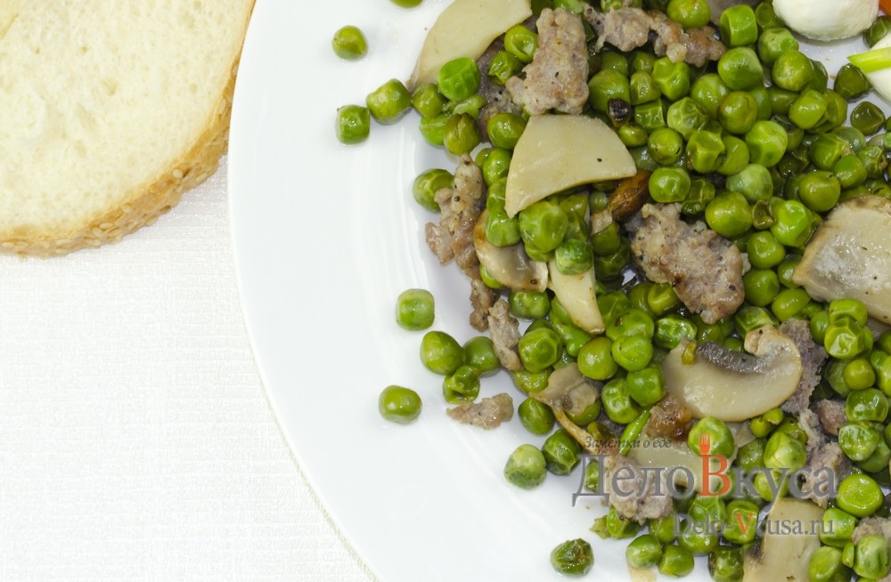 Обложка рецепта Зеленый горошек с грибами и мясным фаршем на гарнир
