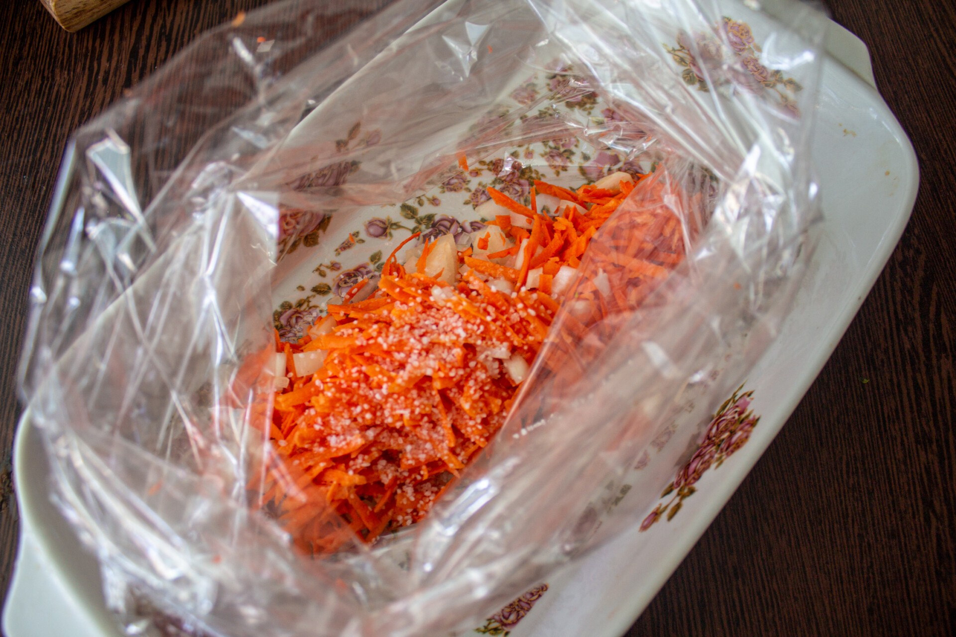 Шаг 3 приготовления Перловка с курицей и черносливом в рукаве