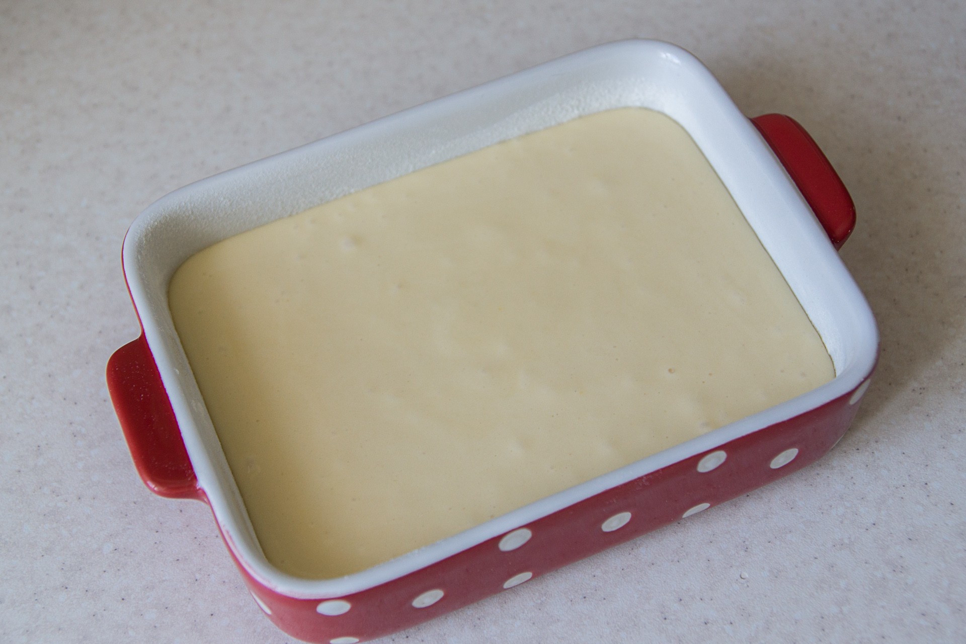 Шаг 3 приготовления Дырявый пирог с клубникой «Роke cake»