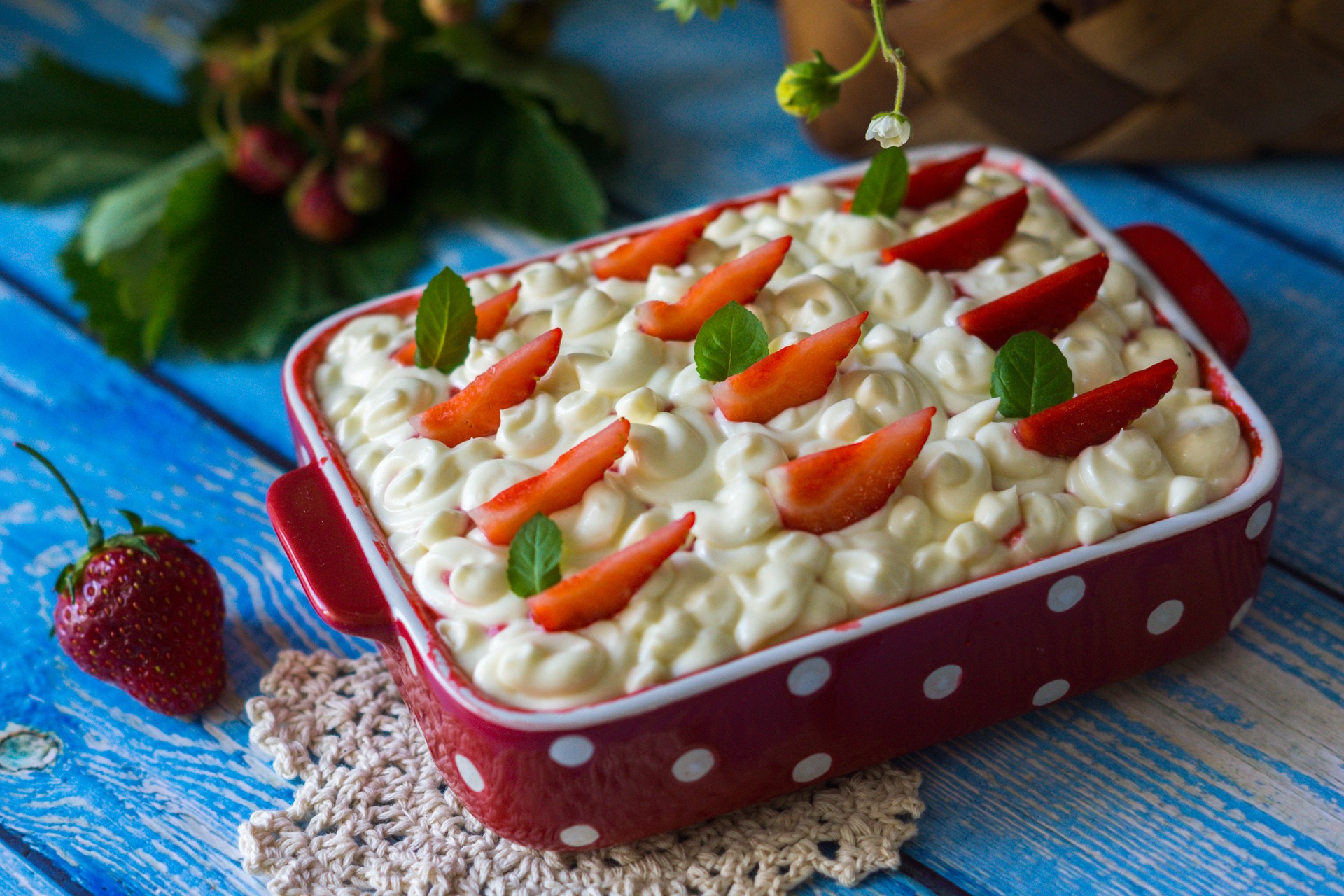 Шаг 9 приготовления Дырявый пирог с клубникой «Роke cake»