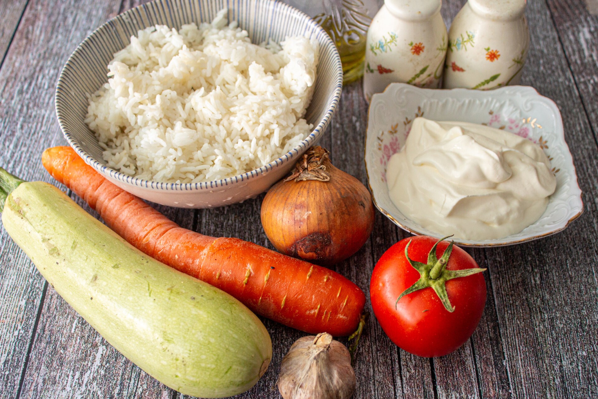 Ингредиенты Ежики из кабачков с рисом без мяса Фото ингредиенты Ежики из кабачков с рисом без мяса