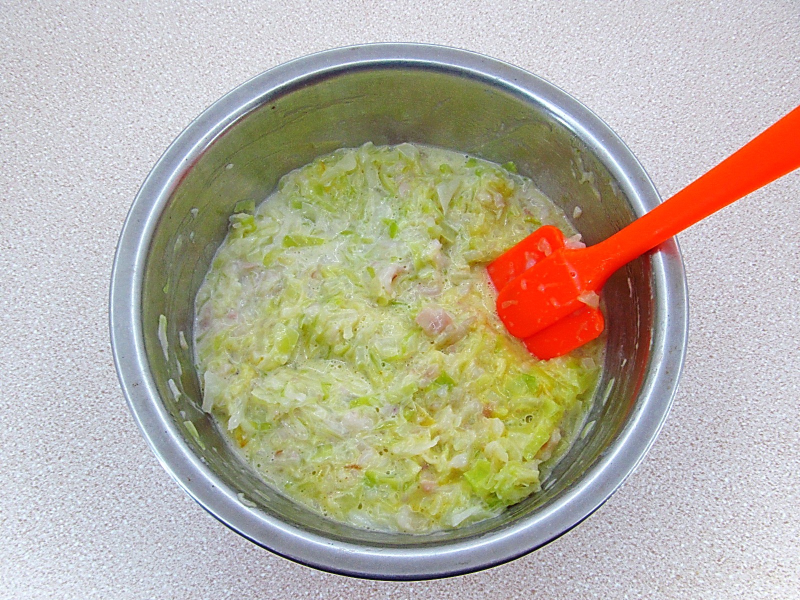 Шаг 10 приготовления Оладьи из капусты с кальмарами