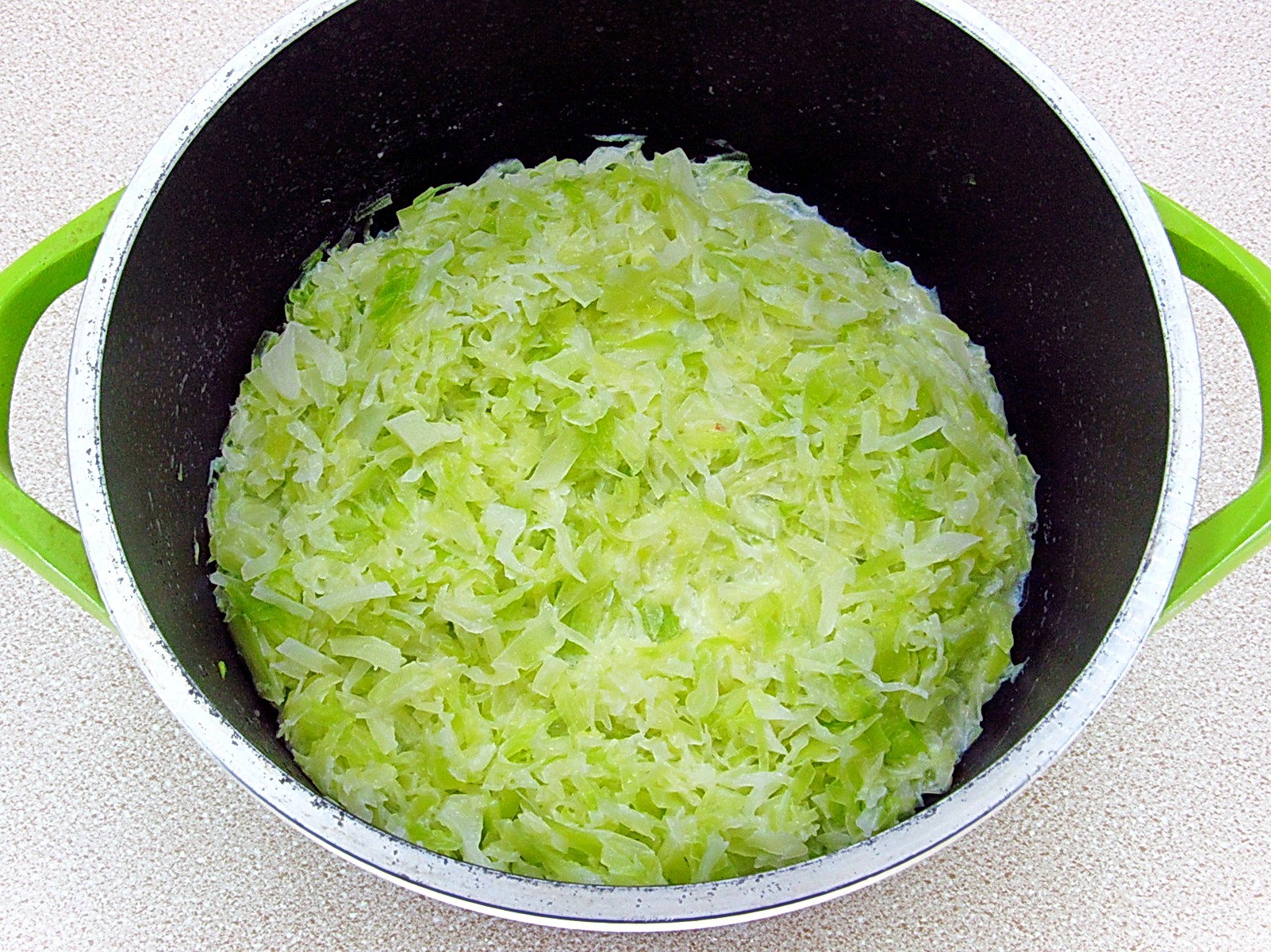 Шаг 4 приготовления Оладьи из капусты с кальмарами