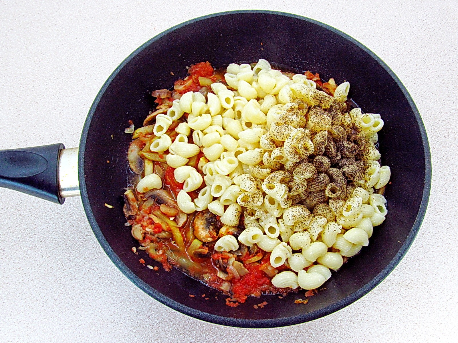 Шаг 12 приготовления Макароны с кабачками и шампиньонами