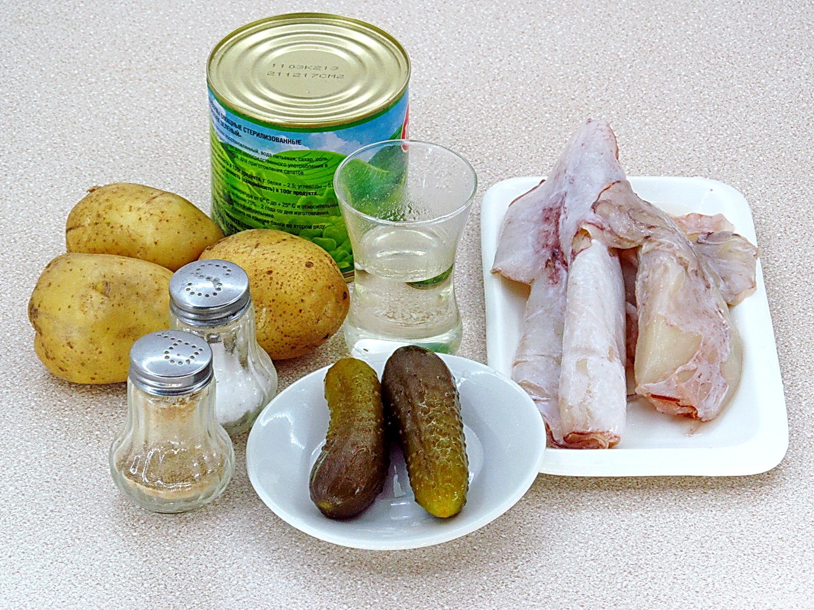 Ингредиенты Салат из кальмаров с картофелем и солеными огурцами Фото ингредиенты Салат из кальмаров с картофелем и солеными огурцами