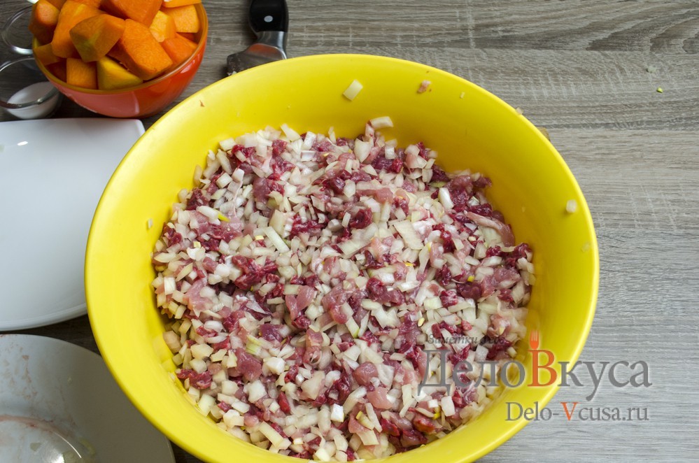 Шаг 14 приготовления Манты с мясом и тыквой в мультиварке