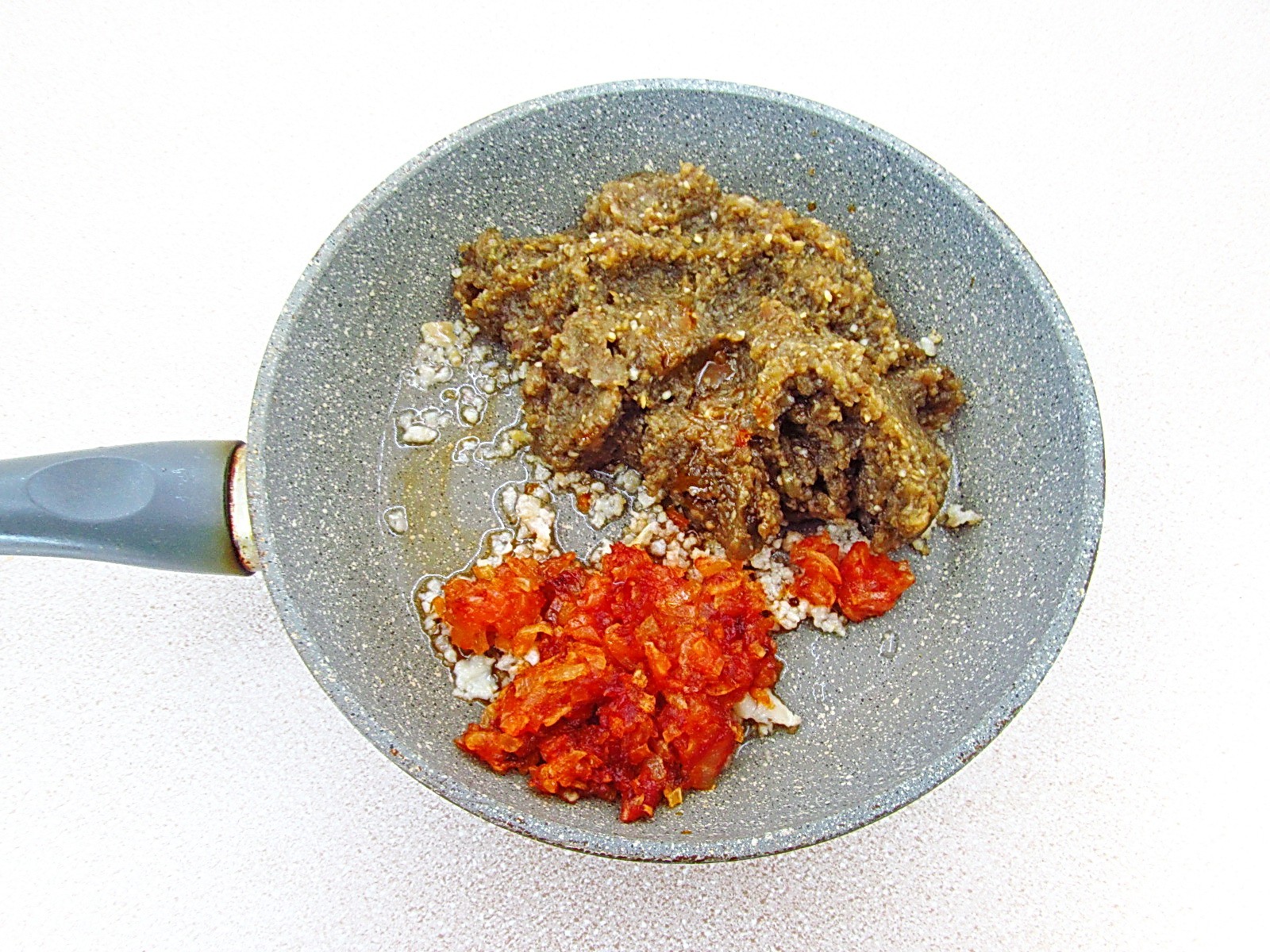 Шаг 13 приготовления Баклажанная икра с кальмарами