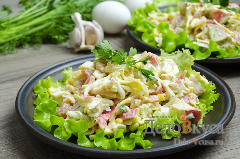 Шаг 11 приготовления Салат с крабовыми палочками, кукурузой и твердым сыром