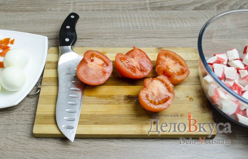 Шаг 3 приготовления Салат с крабовыми палочками, кукурузой и твердым сыром