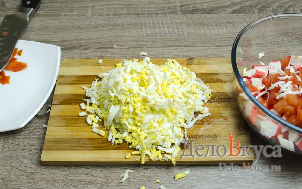 Шаг 5 приготовления Салат с крабовыми палочками, кукурузой и твердым сыром
