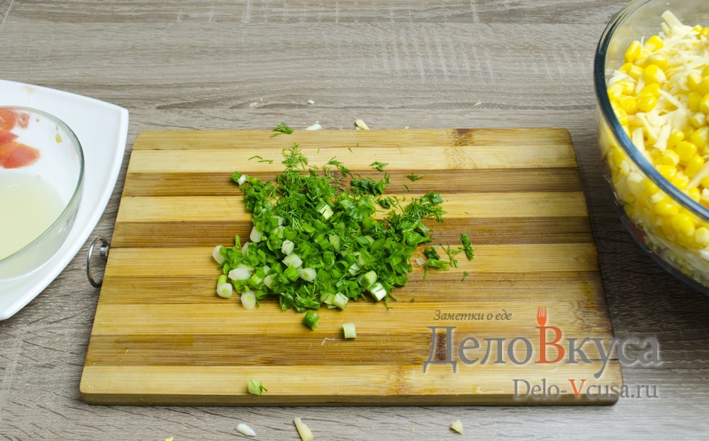 Шаг 7 приготовления Салат с крабовыми палочками, кукурузой и твердым сыром