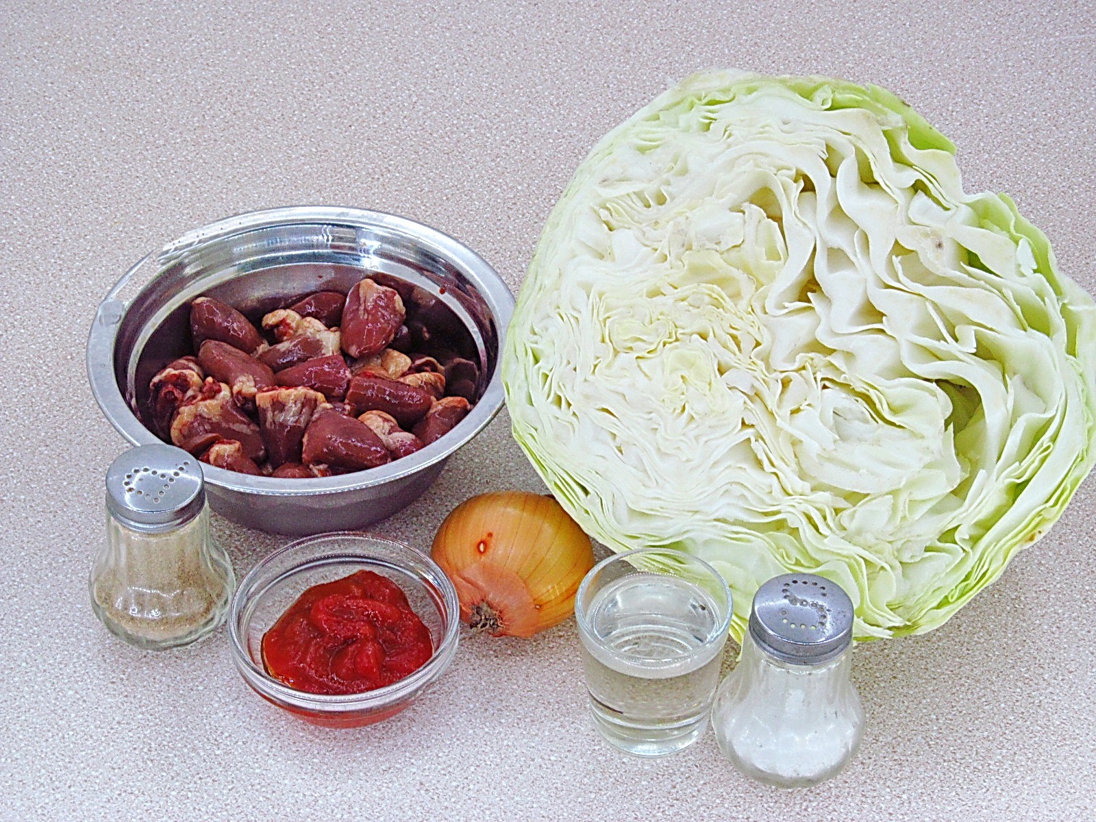 Ингредиенты Тушеная капуста с куриными сердечками Фото ингредиенты Тушеная капуста с куриными сердечками
