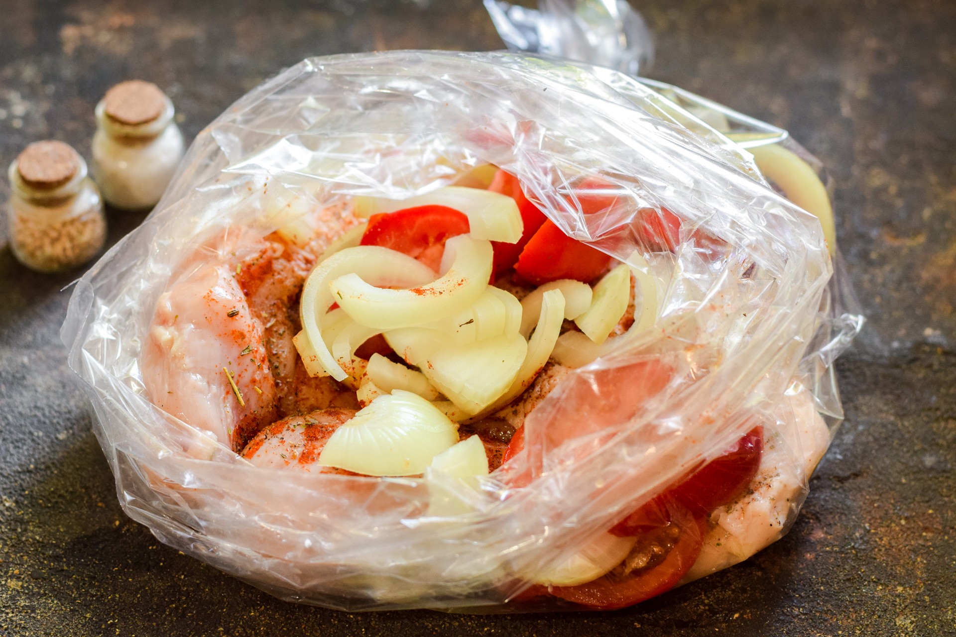 Шаг 4 приготовления Курица по-провански в рукаве