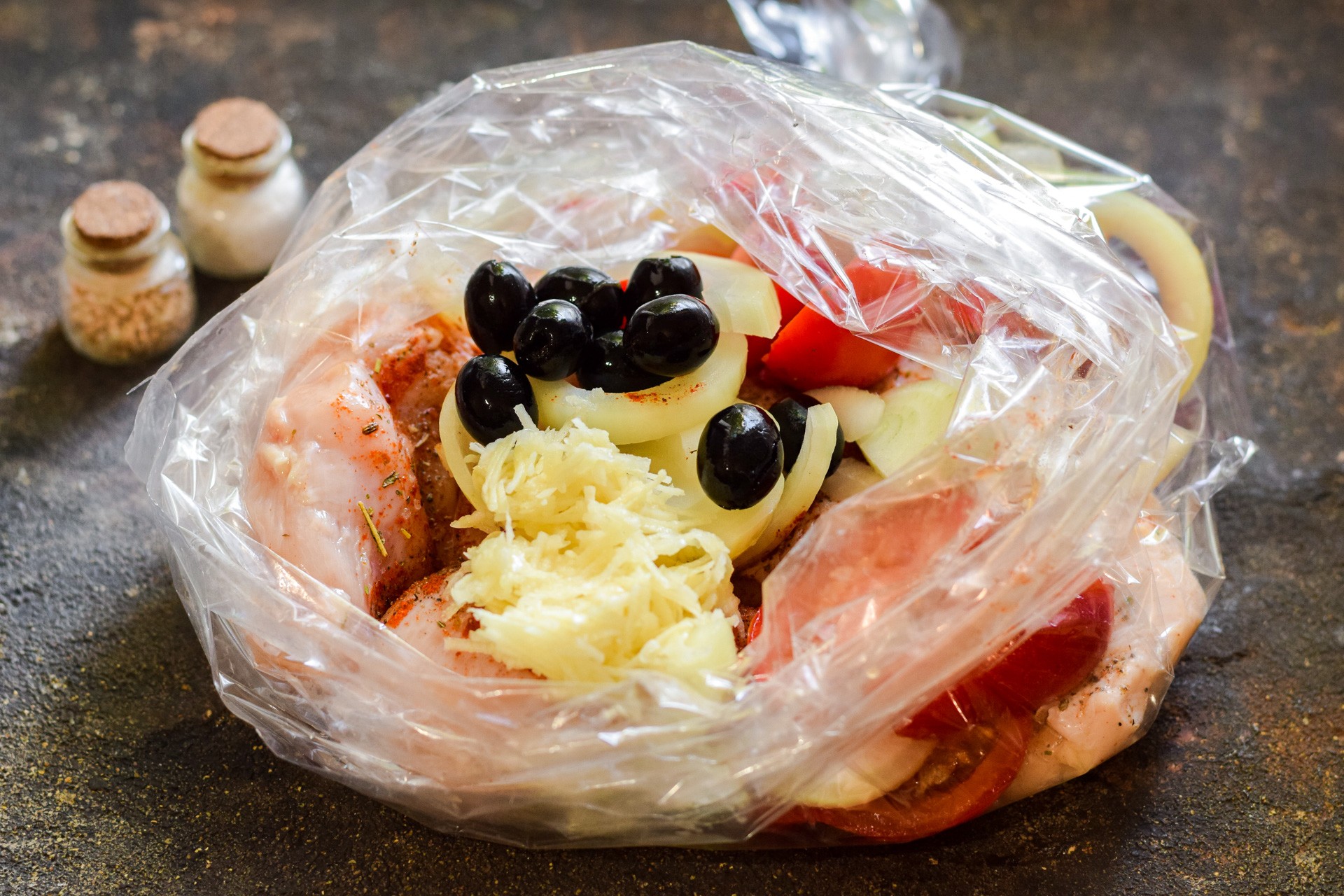 Шаг 5 приготовления Курица по-провански в рукаве