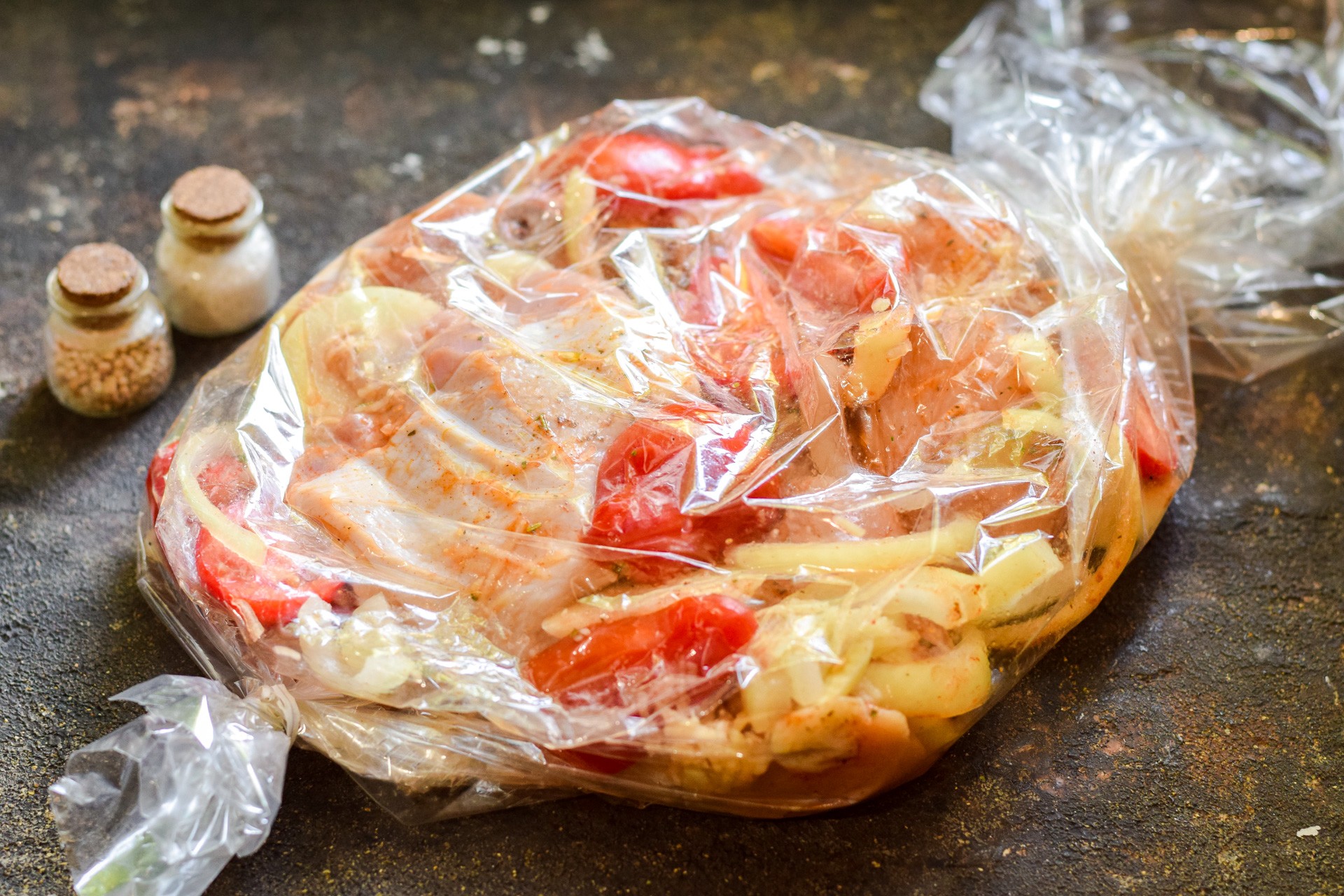 Шаг 6 приготовления Курица по-провански в рукаве
