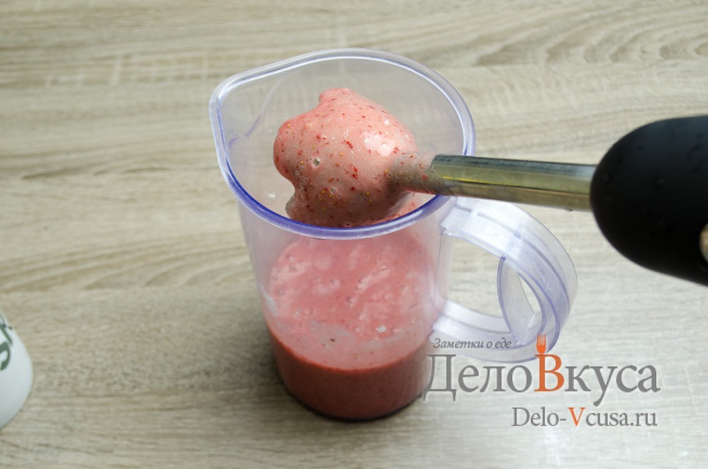 Шаг 2 приготовления Клубнично-банановый молочный коктейль