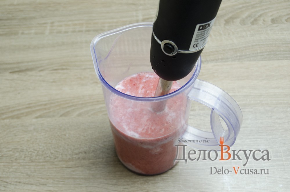 Шаг 3 приготовления Клубнично-банановый молочный коктейль