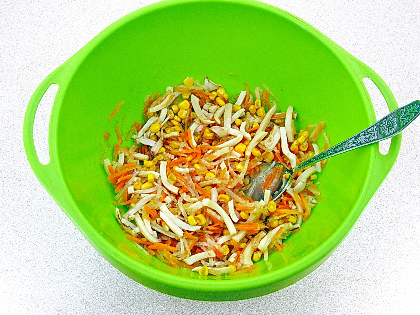 Шаг 10 приготовления Салат из дайкона с кальмарами