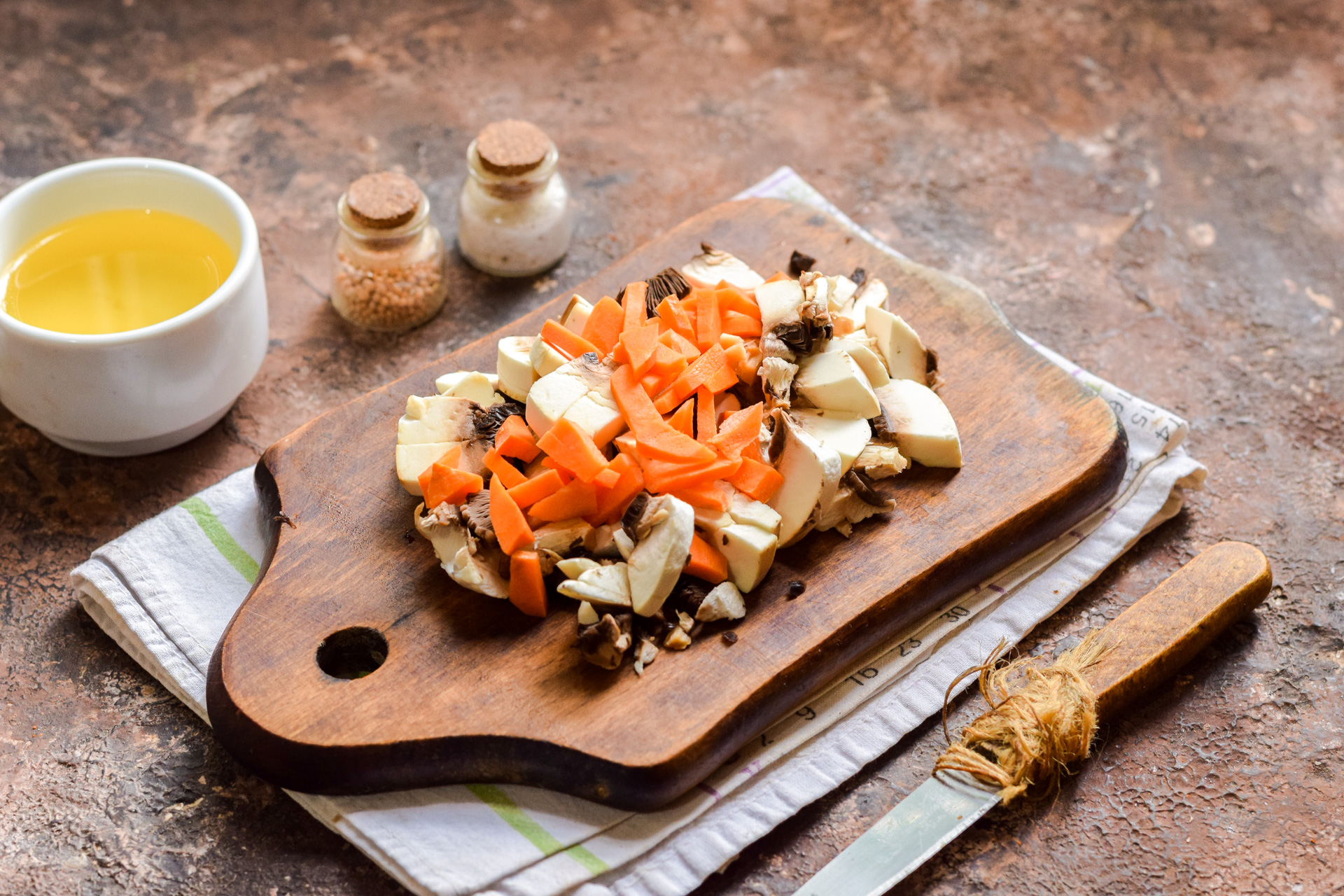 Шаг 1 приготовления Булгур с куриными сердечками и грибами