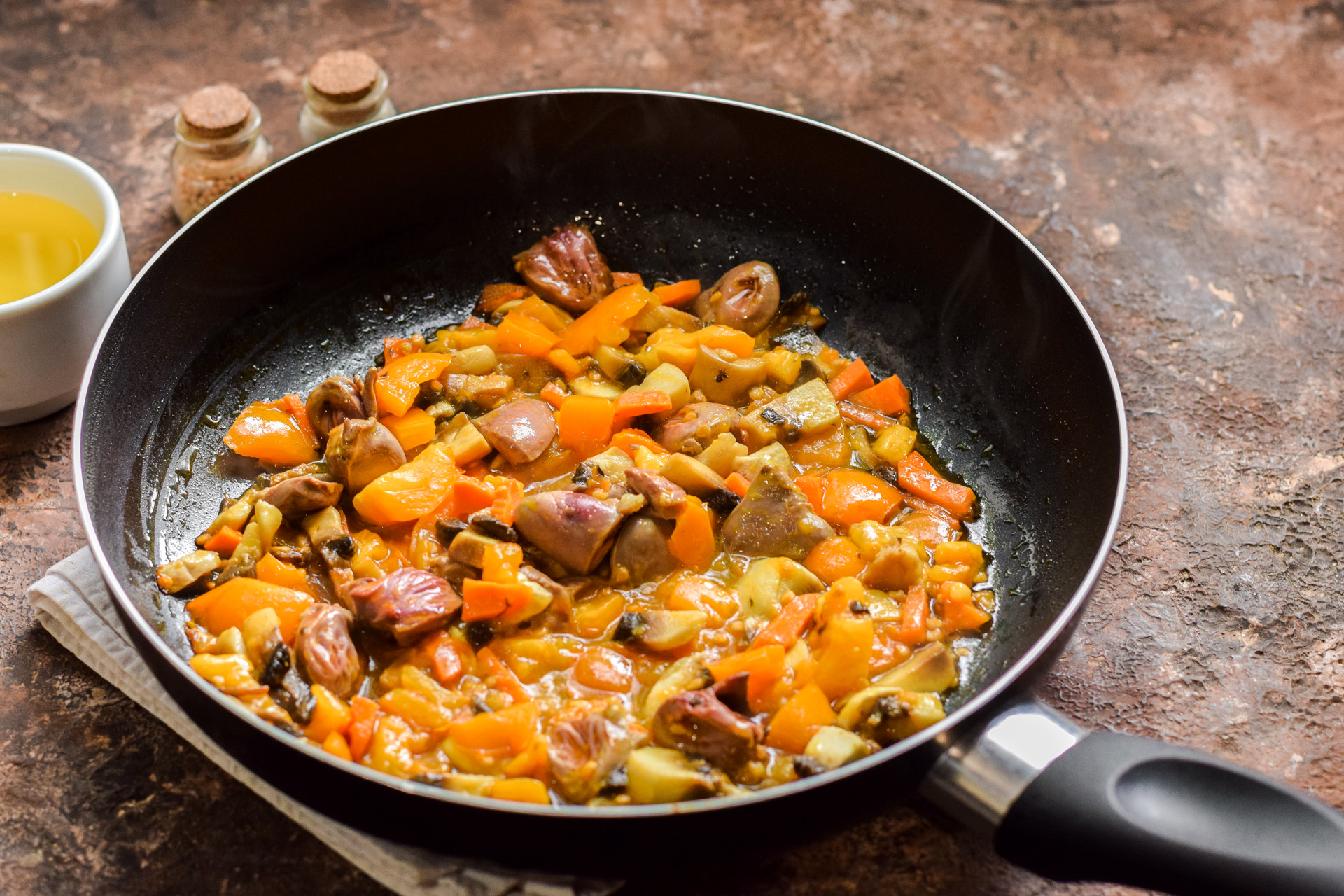 Шаг 4 приготовления Булгур с куриными сердечками и грибами