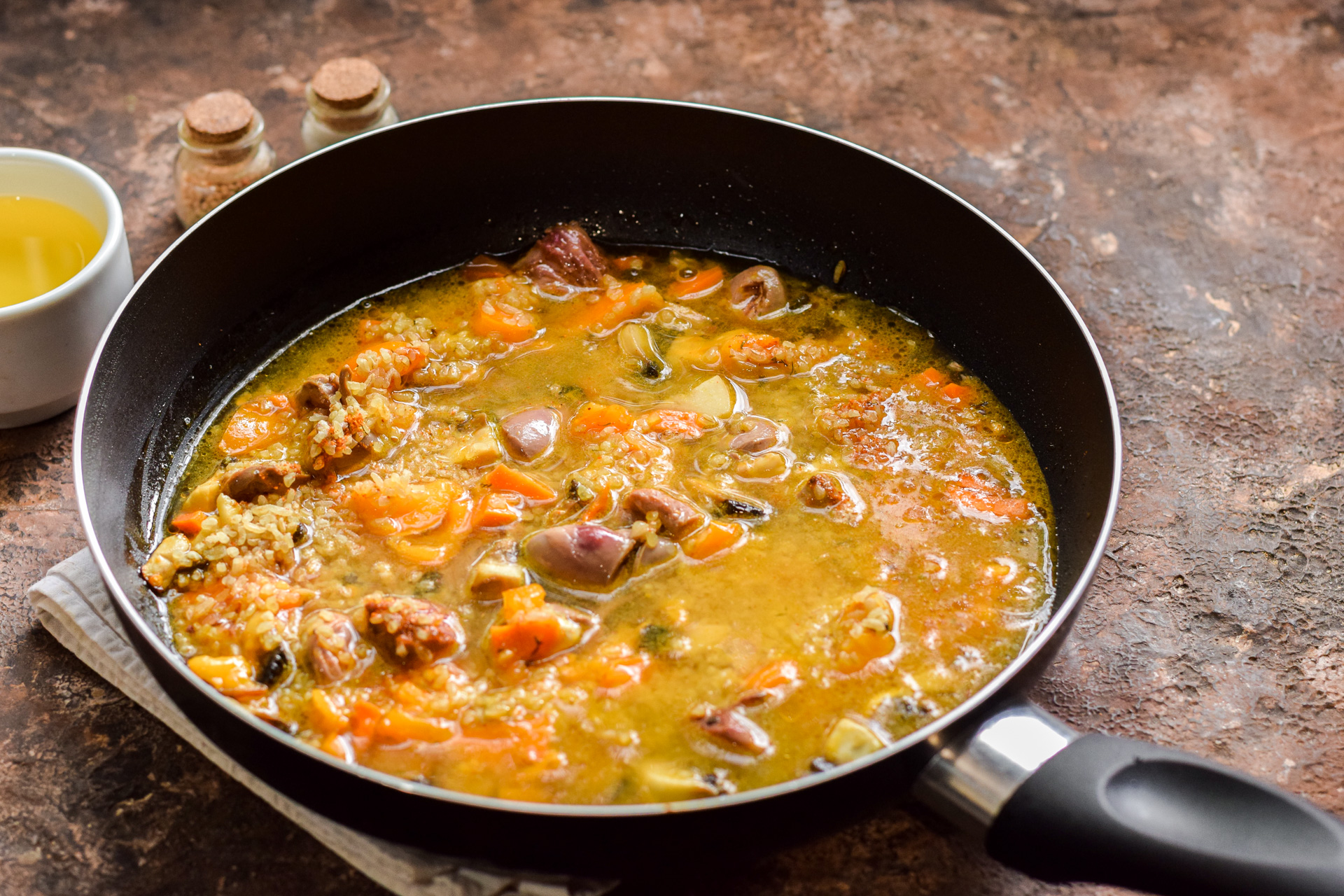 Шаг 6 приготовления Булгур с куриными сердечками и грибами