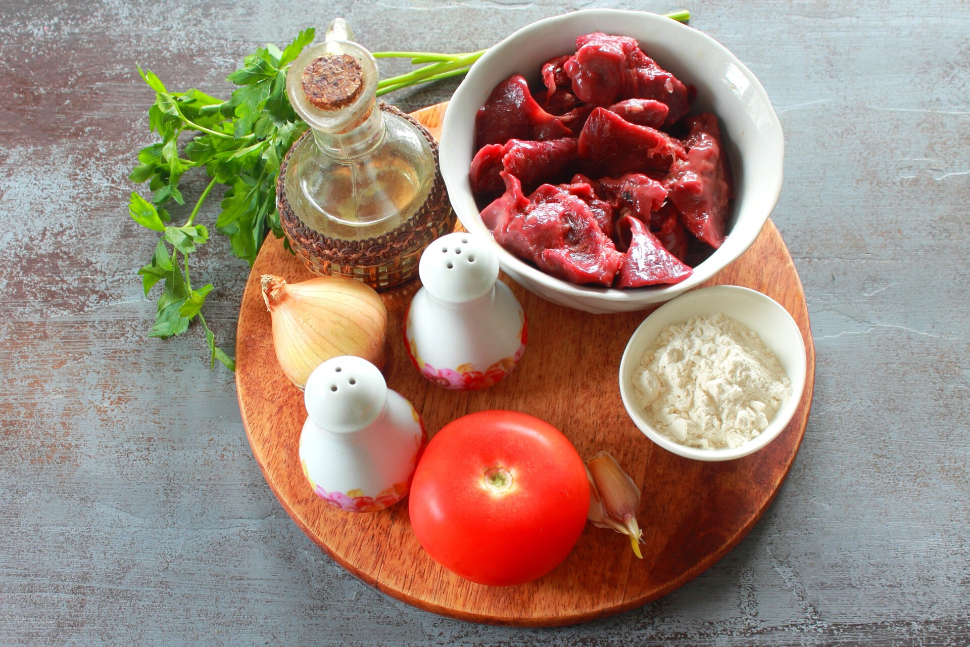 Ингредиенты Теплый салат с куриной печенью и помидорами Фото ингредиенты Теплый салат с куриной печенью и помидорами