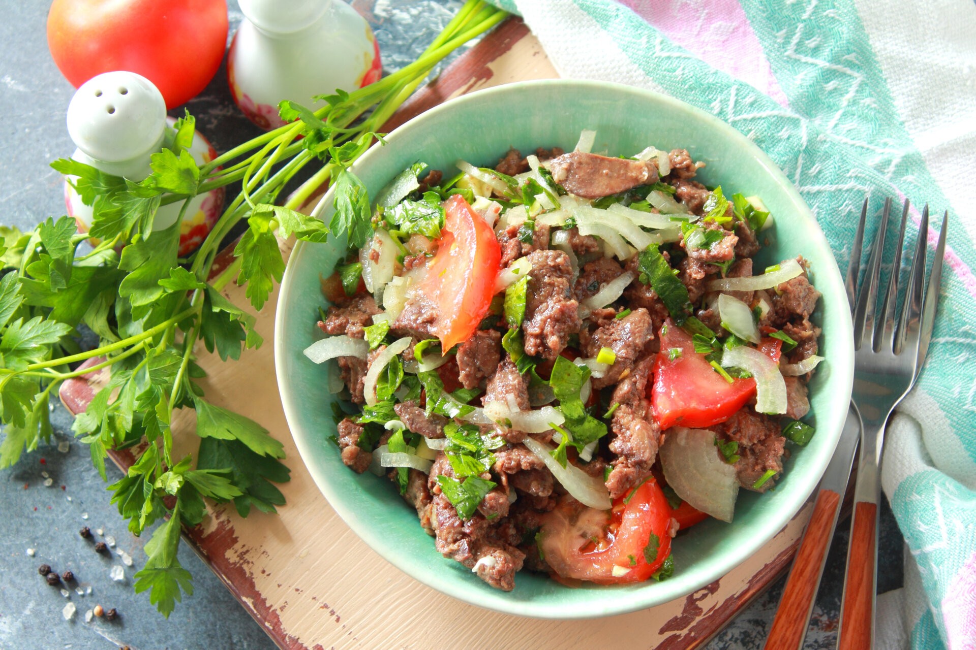 Шаг 8 приготовления Теплый салат с куриной печенью и помидорами