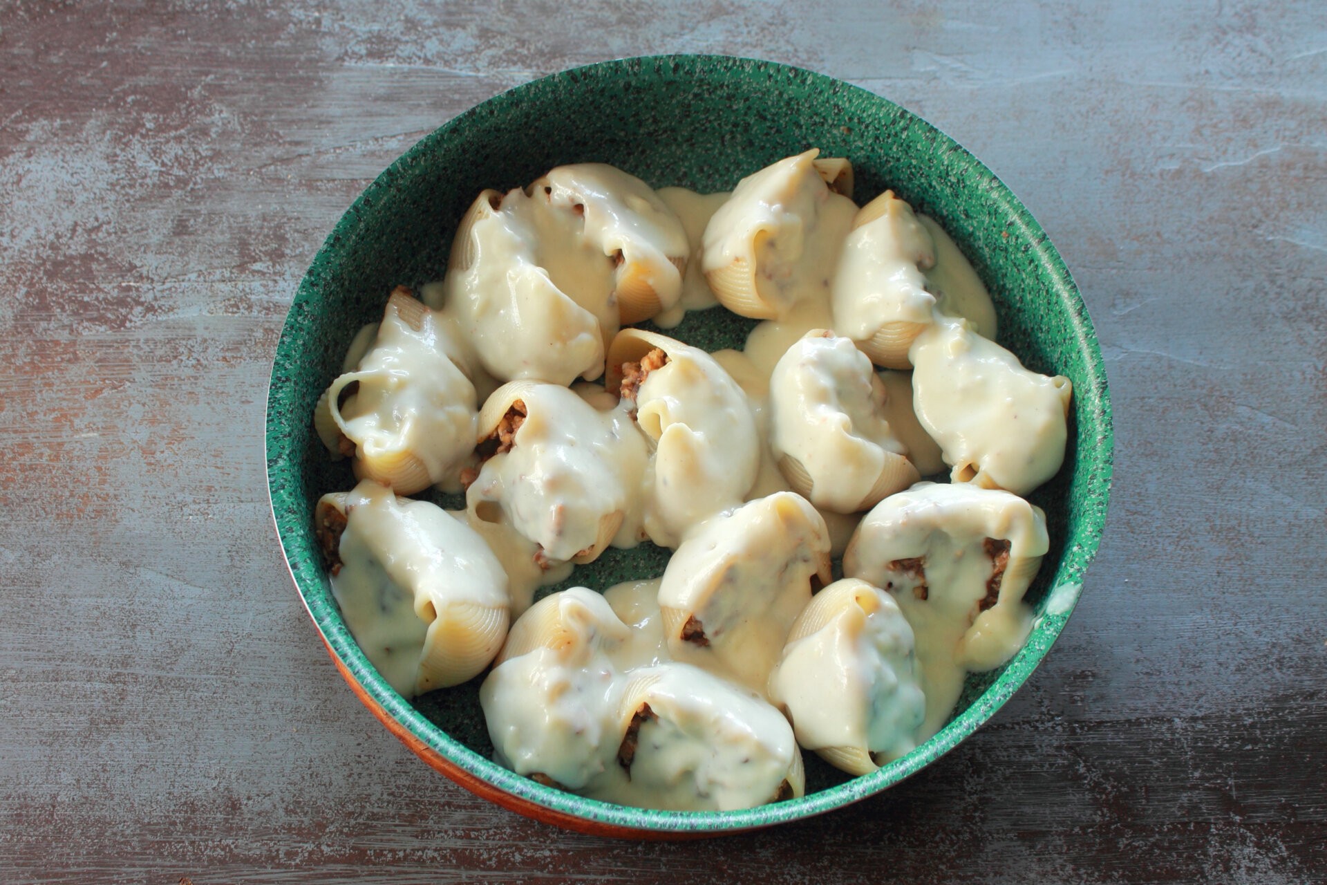 Шаг 11 приготовления Фаршированные ракушки с курицей и грибами
