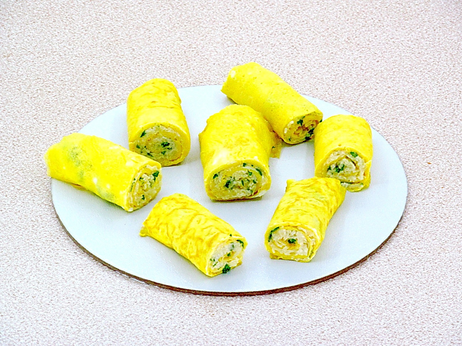 Шаг 10 приготовления Яичный рулет с сыром и чесноком
