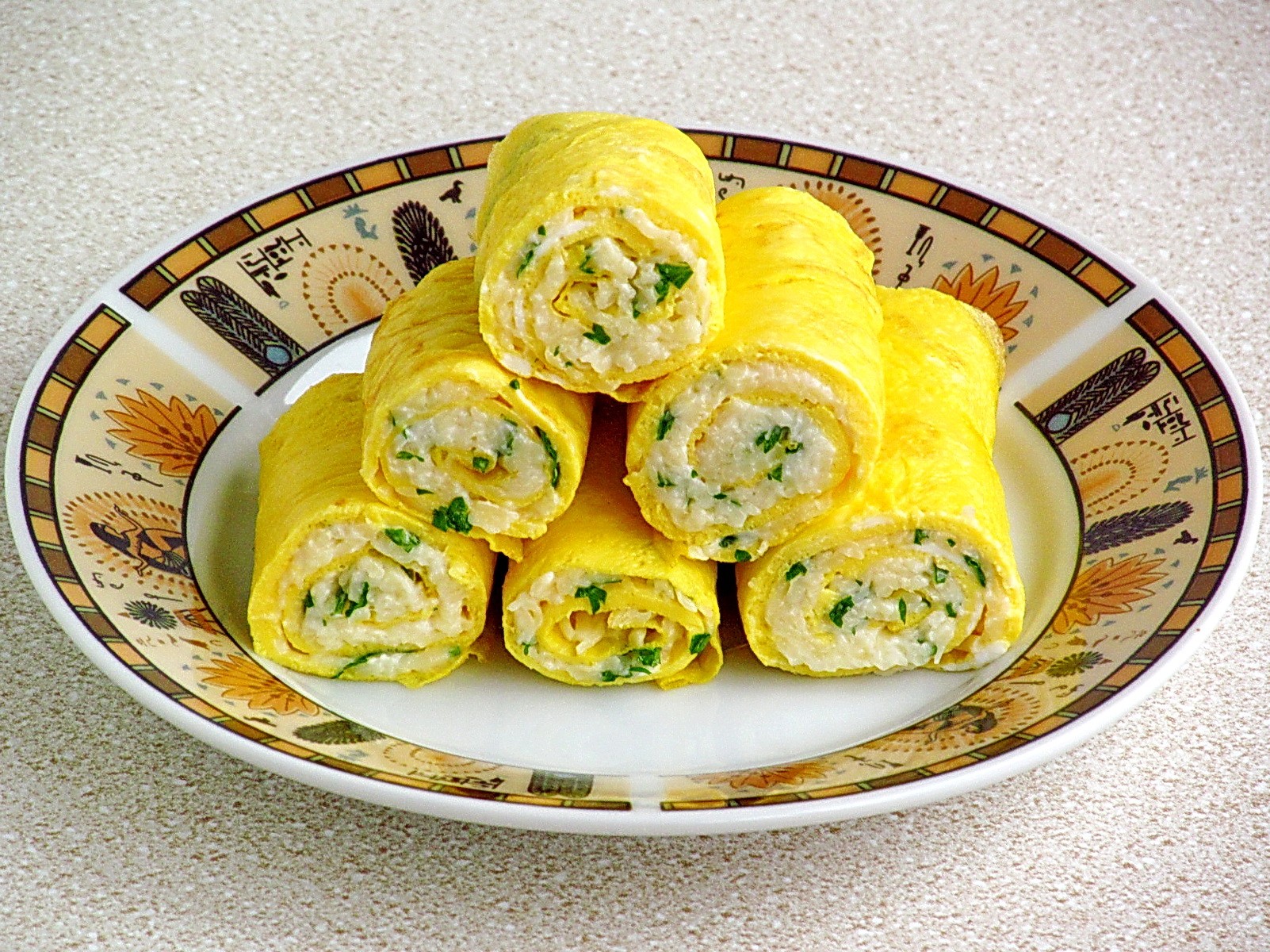 Шаг 11 приготовления Яичный рулет с сыром и чесноком
