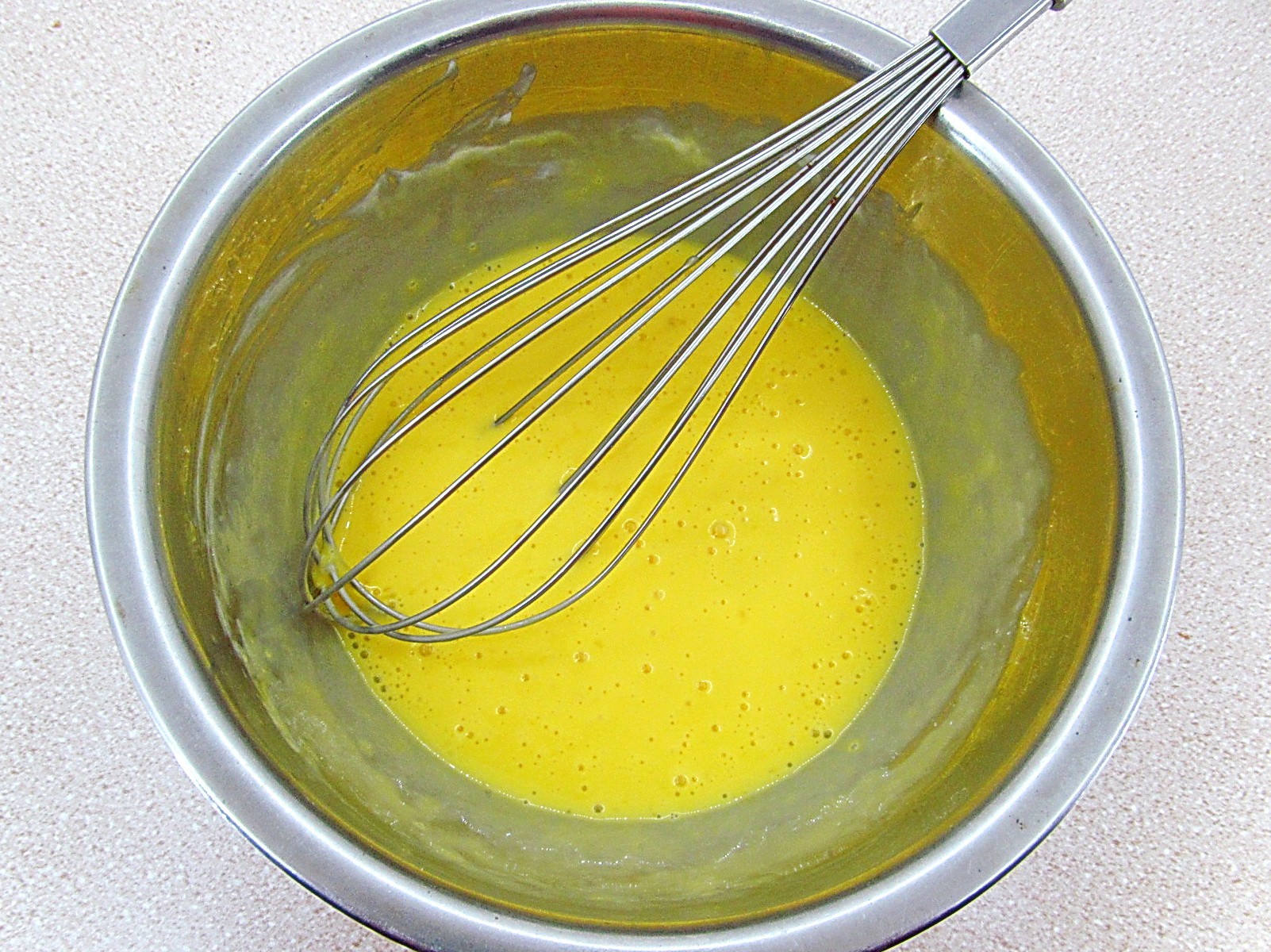 Шаг 2 приготовления Яичный рулет с сыром и чесноком