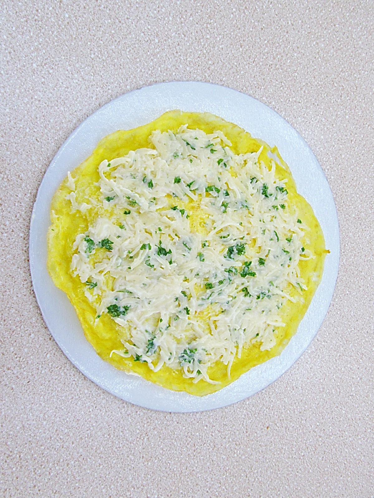 Шаг 8 приготовления Яичный рулет с сыром и чесноком
