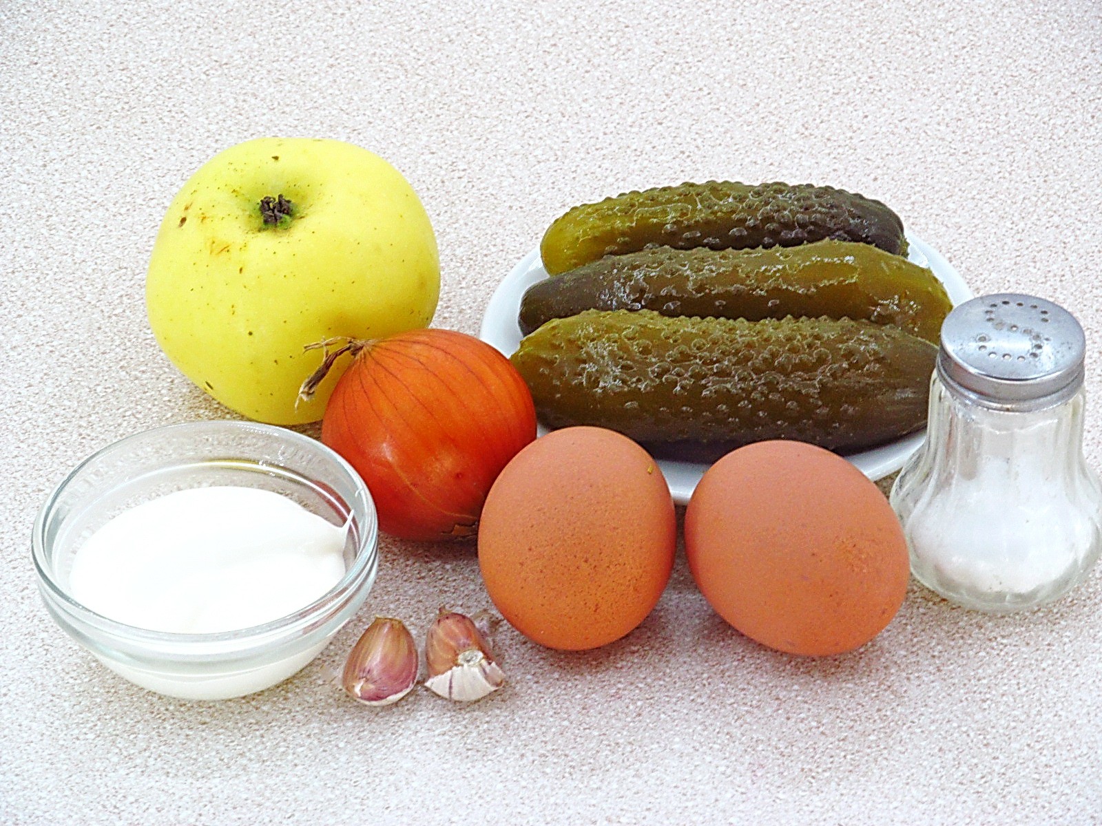 Фото ингредиенты Салат с солеными огурцами и яблоками