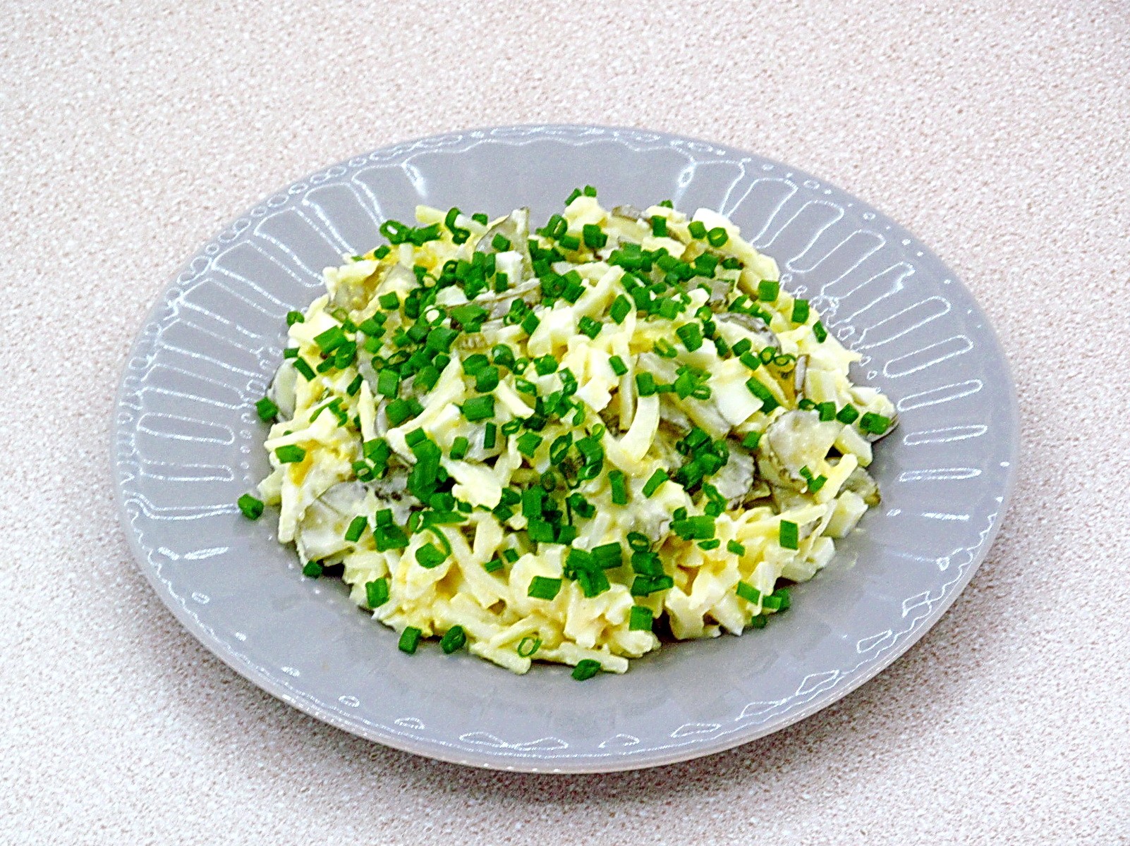 Шаг 7 приготовления Салат с солеными огурцами и яблоками