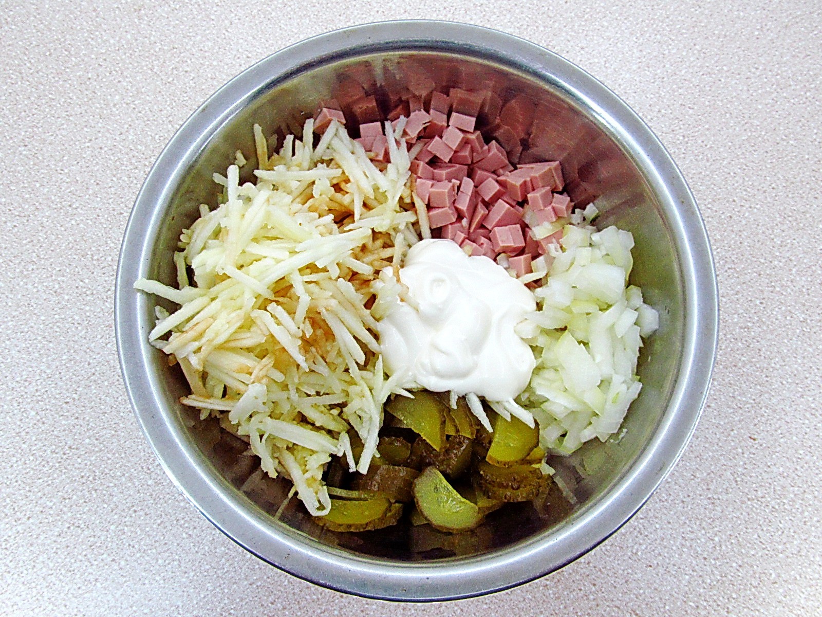 Шаг 4 приготовления Простой салат с солеными огурцами, колбасой и яблоками