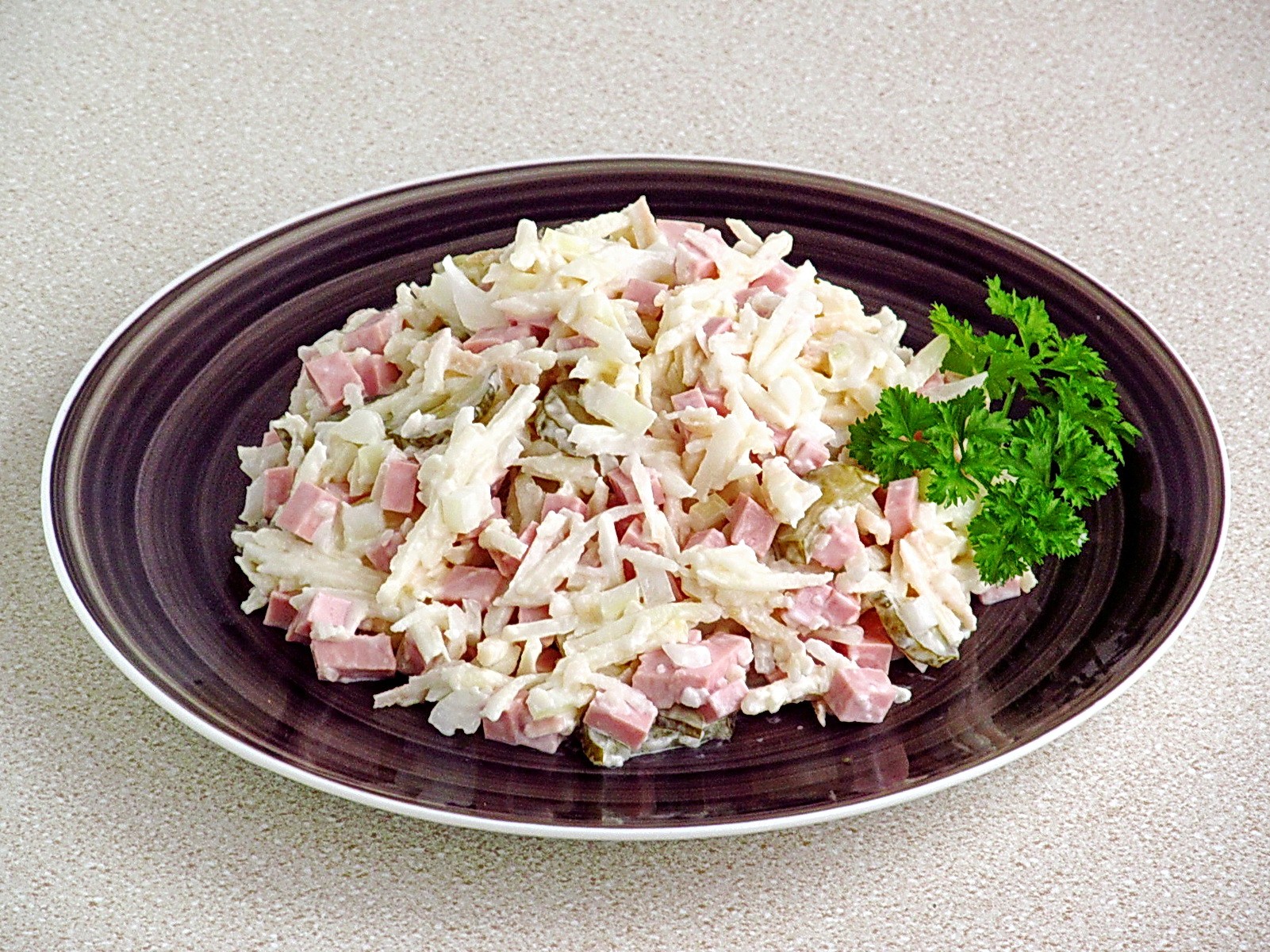 Шаг 6 приготовления Простой салат с солеными огурцами, колбасой и яблоками