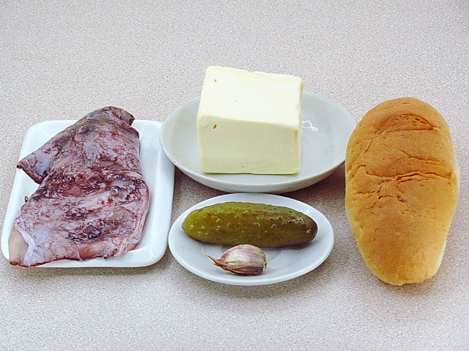Фото ингредиенты Бутерброды с солеными огурцами и кальмарами