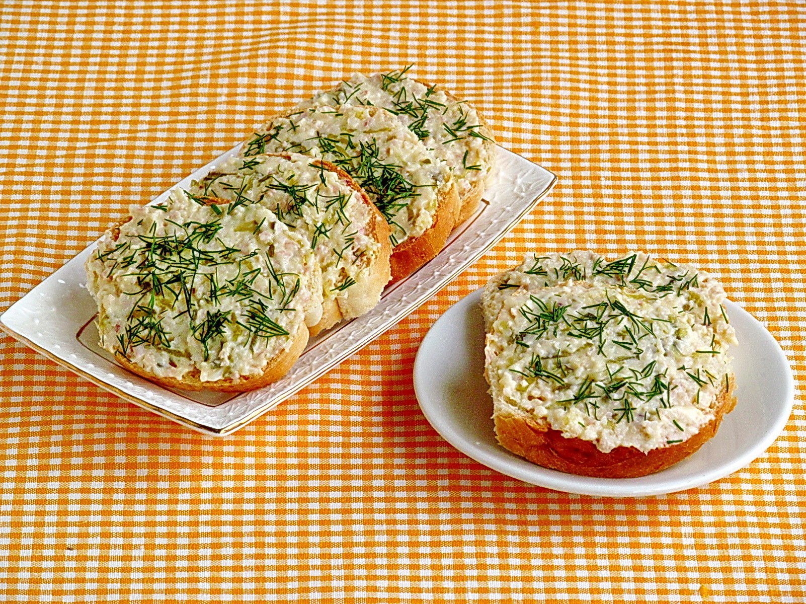 Шаг 11 приготовления Бутерброды с солеными огурцами и кальмарами