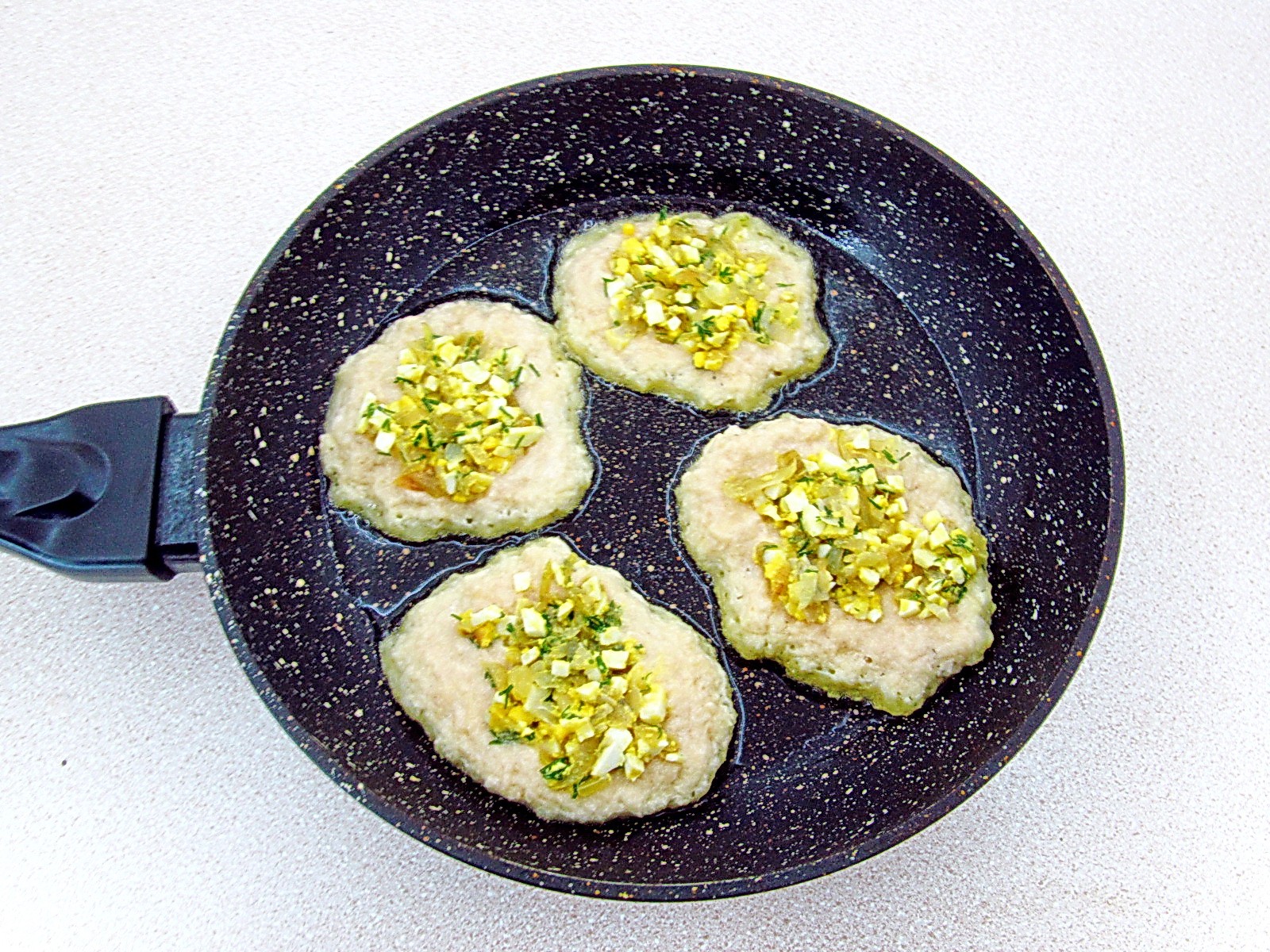 Шаг 10 приготовления Драники из картошки с начинкой из яиц и лука