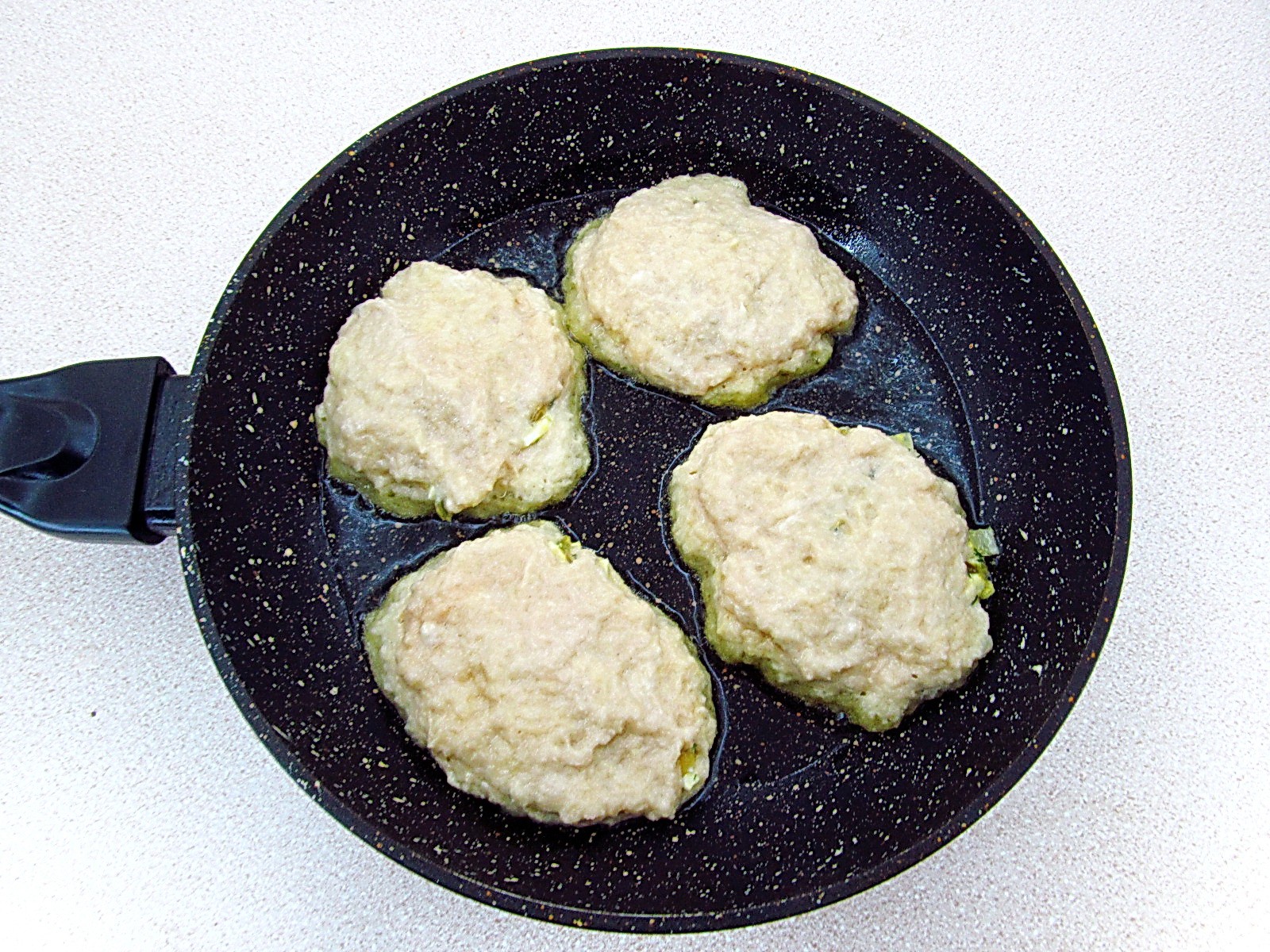 Шаг 11 приготовления Драники из картошки с начинкой из яиц и лука