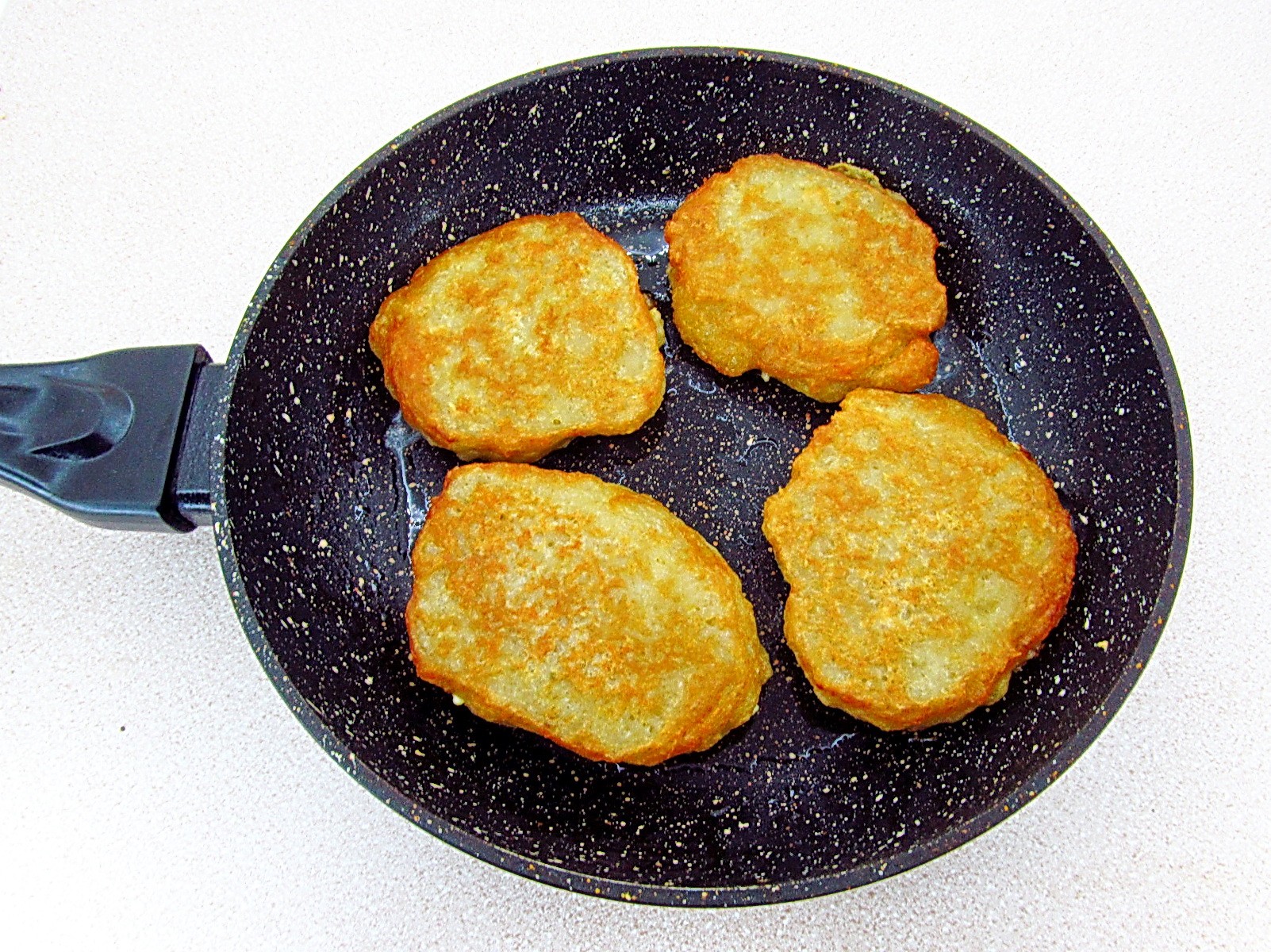 Шаг 12 приготовления Драники из картошки с начинкой из яиц и лука