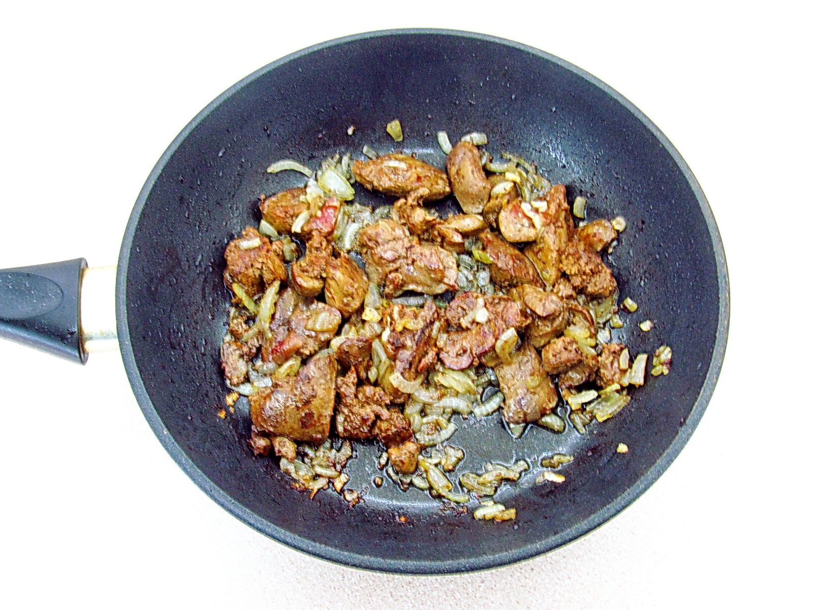 Шаг 7 приготовления Куриная печень с грибами и кабачками