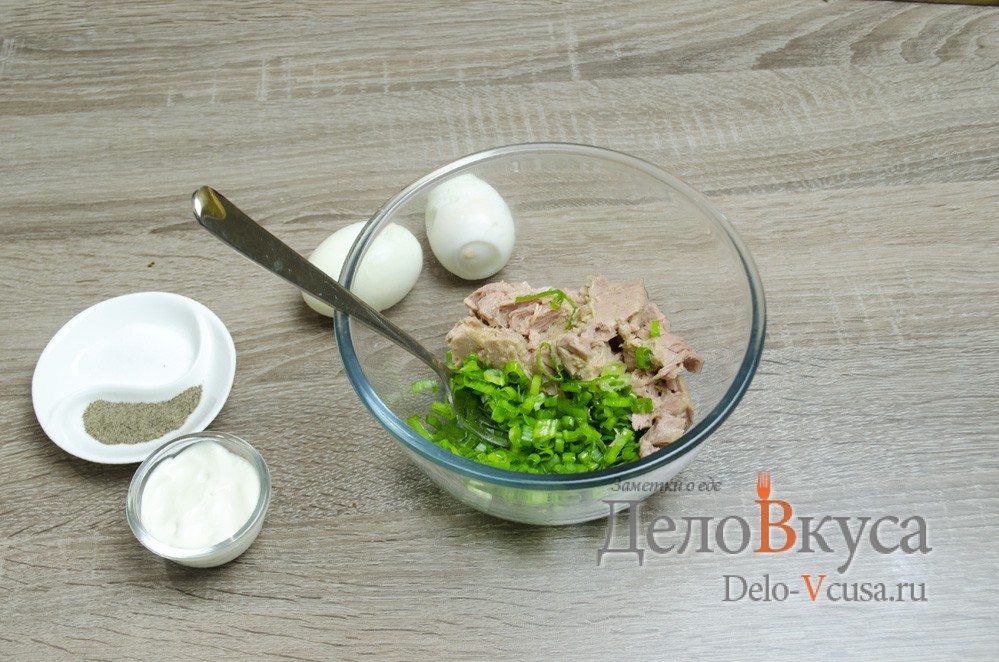 Шаг 2 приготовления Бутерброды с тунцом, яйцом и зеленым луком