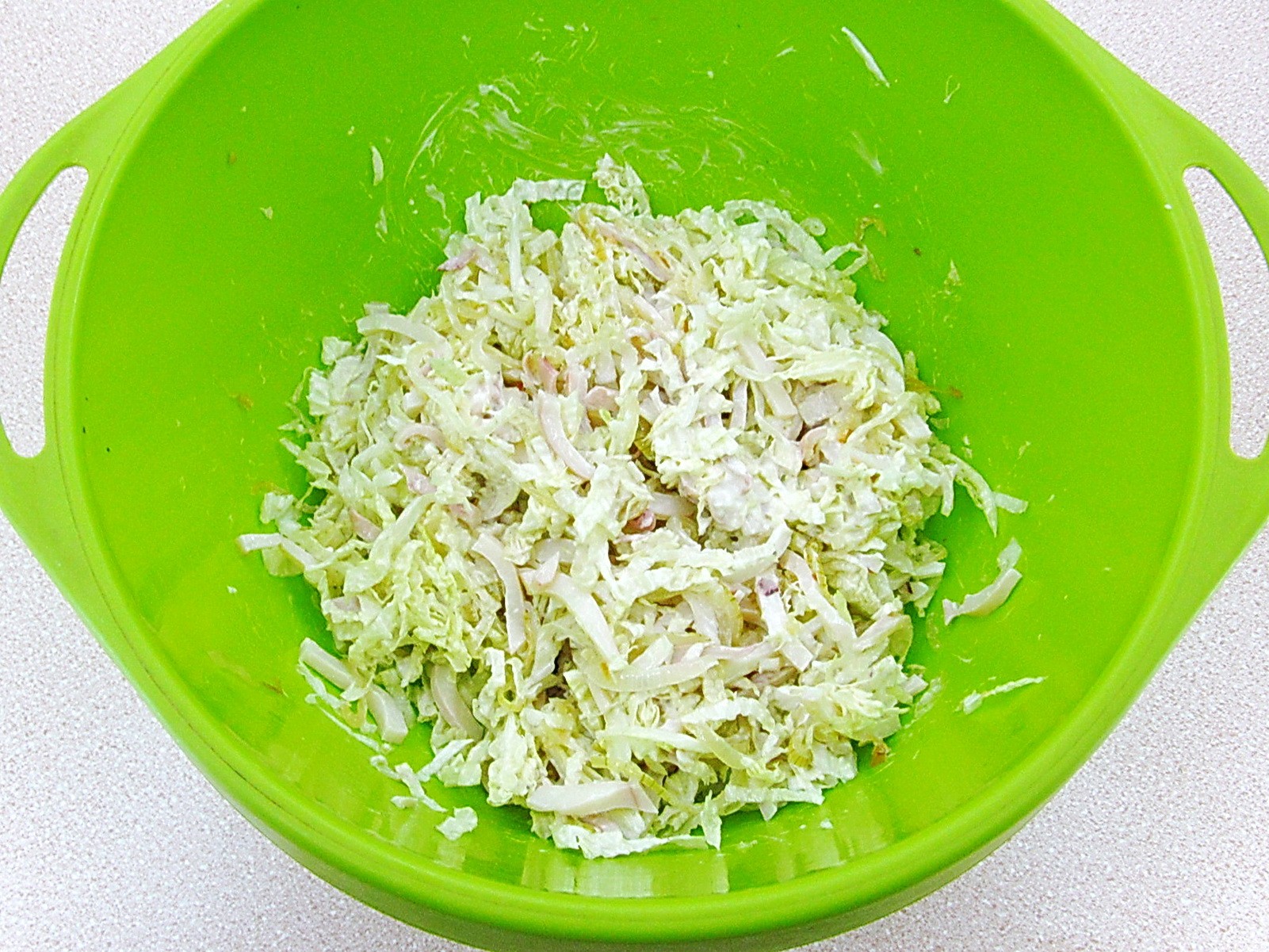Шаг 10 приготовления Салат с кальмарами и пекинской капустой