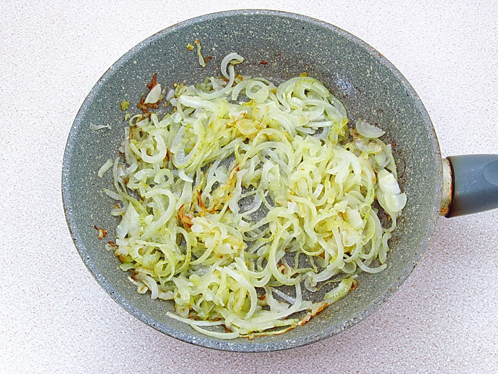 Шаг 6 приготовления Салат с кальмарами и пекинской капустой