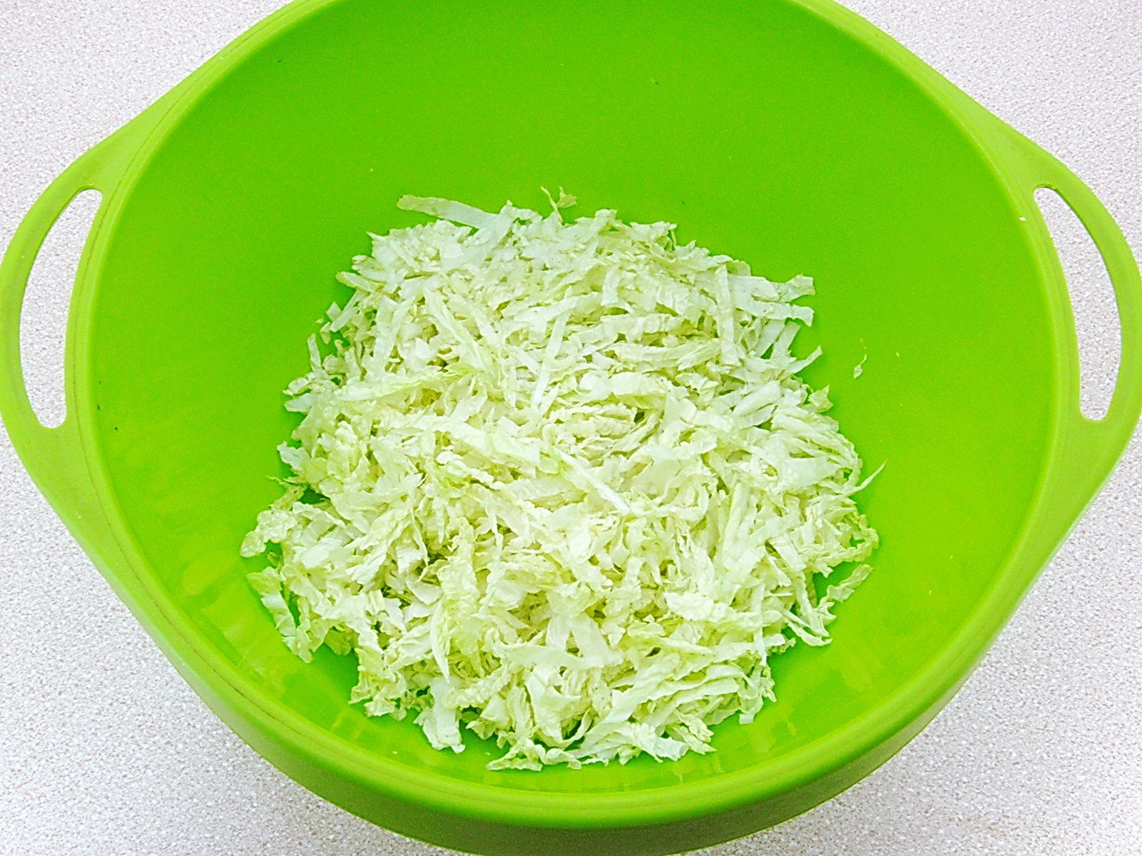 Шаг 7 приготовления Салат с кальмарами и пекинской капустой